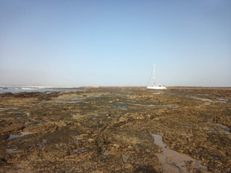 Encalla una embarcación en Isla de Lobos y se activa el PLATECA por contaminación del medio marino