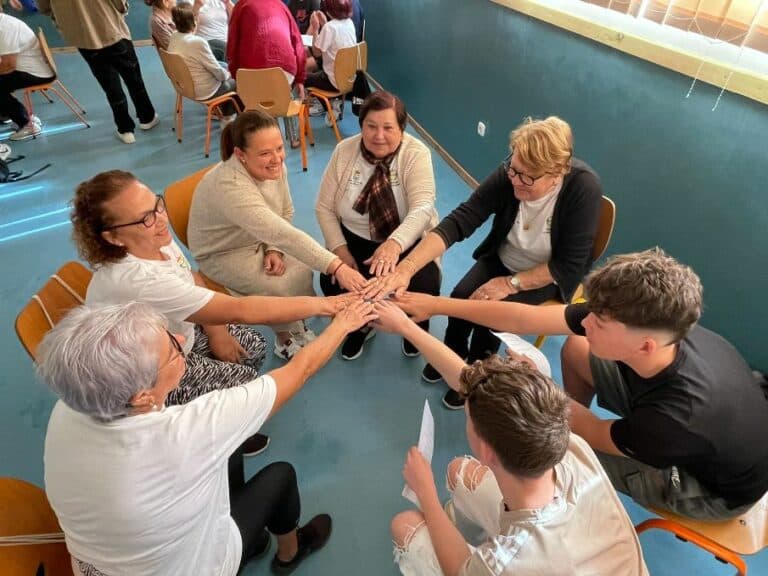 El alumnado de La Oliva explora con los mayores el impacto de las nuevas tecnologías