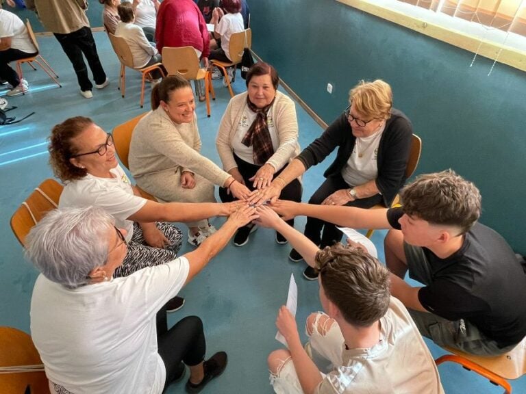 El alumnado de La Oliva explora con los mayores el impacto de las nuevas tecnologías