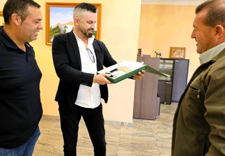 José Carlos Prieto Bautista recibe el reconocimiento de Antigua