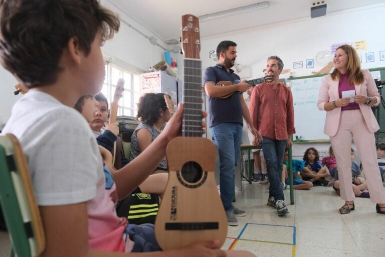 Los jóvenes se suben al escenario en el II Encuentro Nacional del Timple