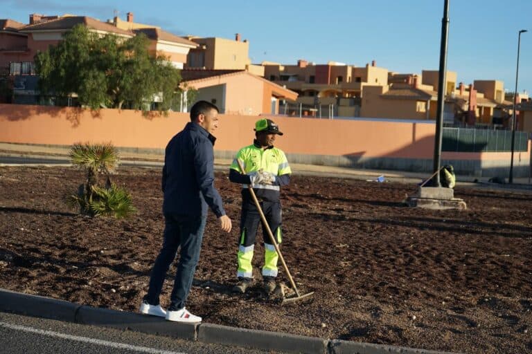 Limpieza integral en puntos estratégicos para mejorar el entorno en La Oliva