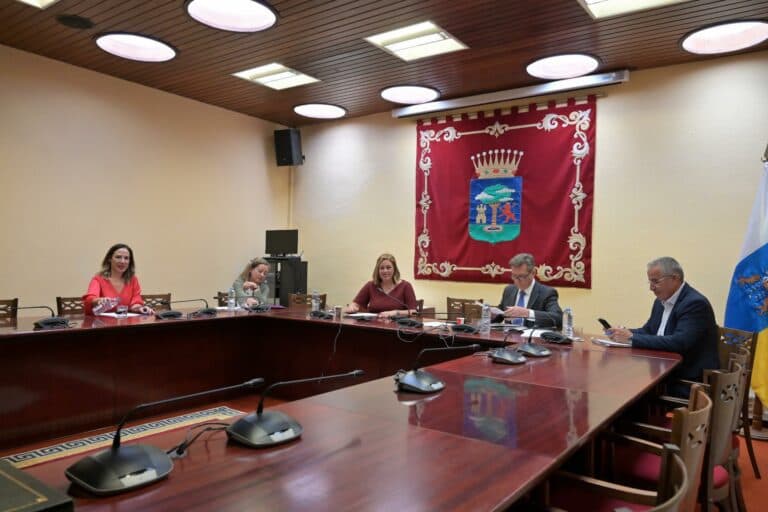 Astrid Pérez traslada la Mesa del Parlamento a El Hierro para conocer de cerca el repunte de la crisis migratoria en la isla