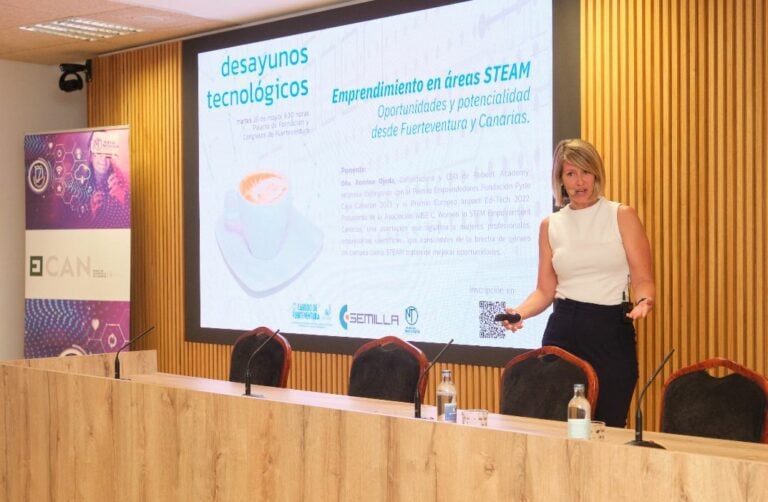 Emprendimiento STEAM con Romina Ojeda en los Desayunos Tecnológicos