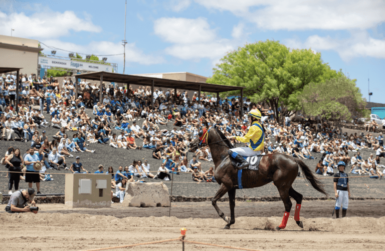 Multitudinaria asistencia en la carrera de caballos interprovincial de Feaga