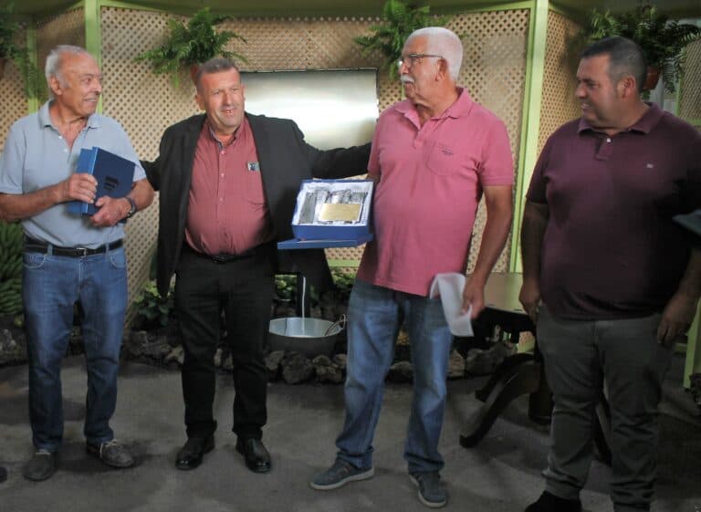 Pepe Melián y Andrés Armas diseñan el stand de Antigua en Feaga