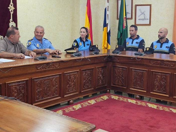 Antigua incorpora tres policías locales a sus filas