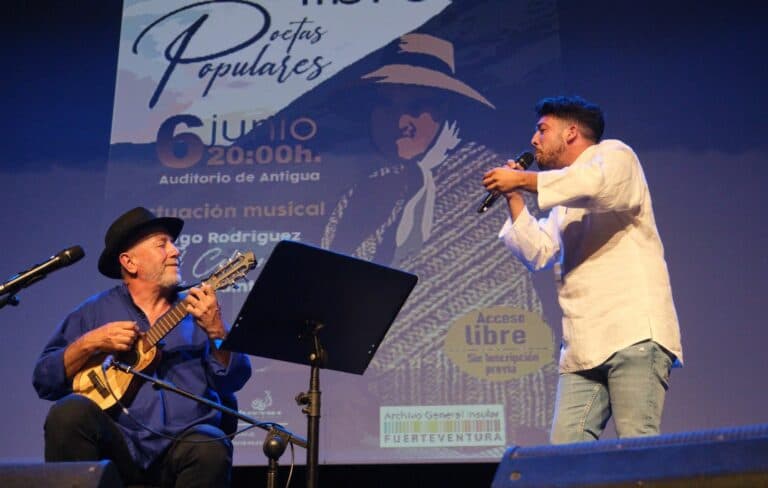 Presentación multitudinaria de «Poetas Populares» en Antigua