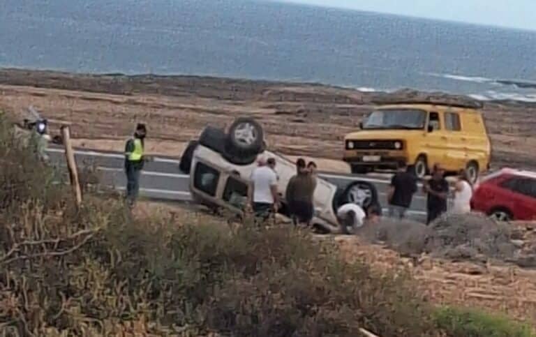 Una mujer grave tras volcar su vehículo en Parque Holandés