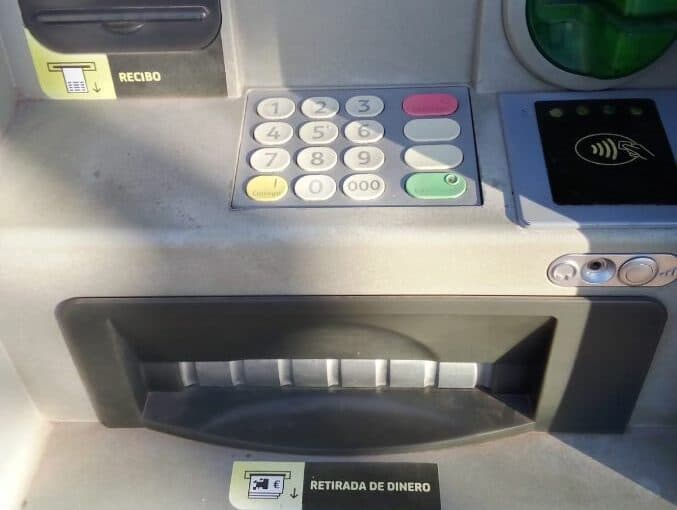 La Plataforma de vecinos de La Oliva casco denuncia que el único cajero que hay está obsoleto