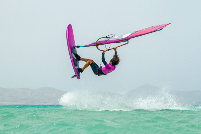 Los vientos alisios no defraudan a los riders del Mundial de Windsurf
