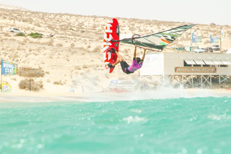 Comienza una cuarta jornada del Campeonato de Windsurf con los ojos puestos en Sarah-Quita Offringa y Adrien Bosson