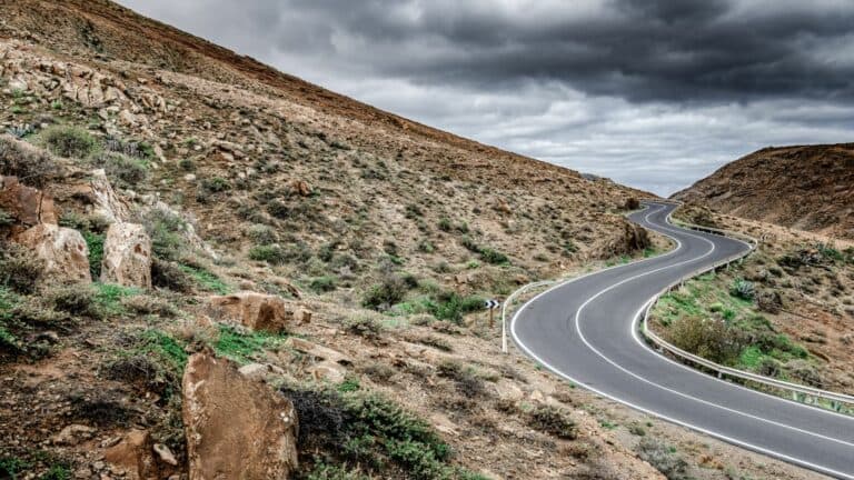 Motorista herido de carácter moderado tras una salida de vía en Fuerteventura