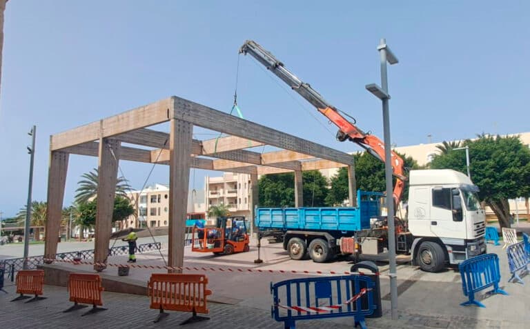 Inicio de las obras de acondicionamiento del escenario de la Plaza de Los Pescadores