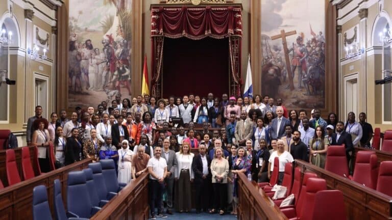 La presidenta del Parlamento de Canarias recibe a un centenar de estudiantes africanos
