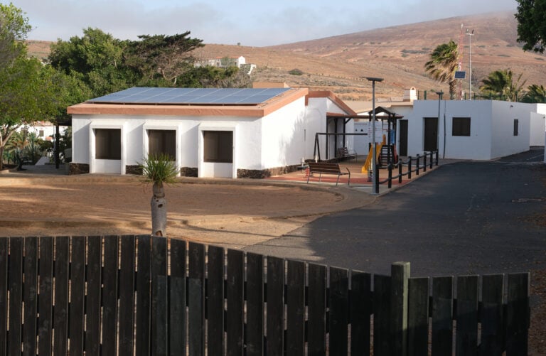 Fuerteventura impulsa la sostenibilidad en sus centros educativos con la instalación de placas solares