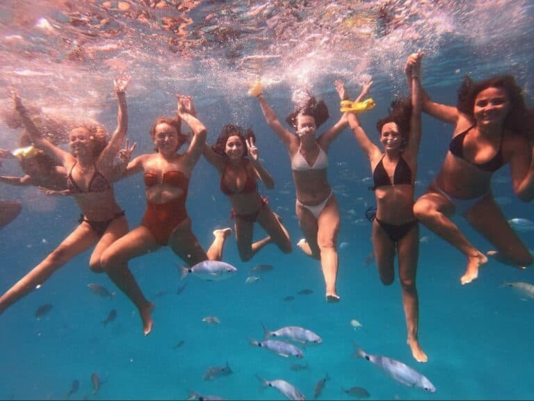 Una treintena de jóvenes de Antigua disfrutan de una salida náutica en Catamarán
