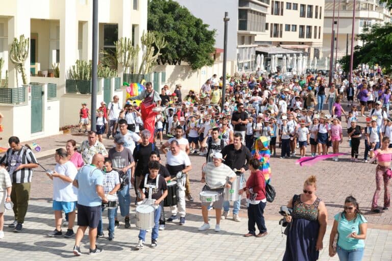 Cerca de 600 escolares celebran la inclusión y la diversidad en el pasacalle ‘Fuerteventura late: un ritmo, un corazón’