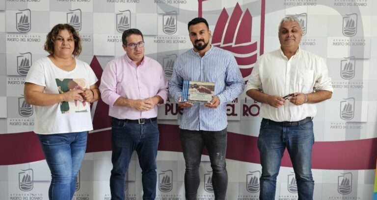 El Ayuntamiento de Puerto del Rosario reconoce a Edu Blasco tras obtener el oro en el Mundial de Salvamento 2024