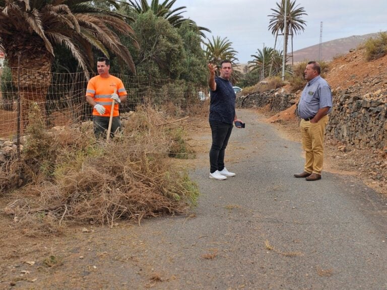 Antigua embellece caminos rurales y restaura muros de piedra con la colaboración vecinal