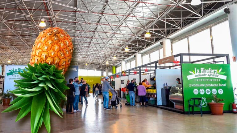 CONTIGO se opone al ligoteo en MERCADONA y promueve el romance en los pequeños comercios locales