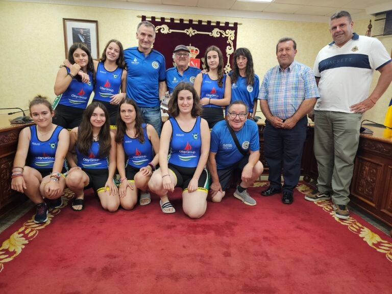 Antigua da la bienvenida al guipuzcoano equipo de remo Trintxerpe