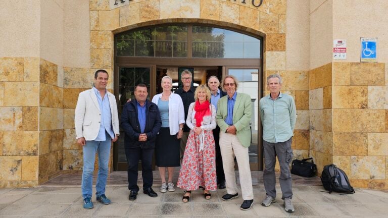 La embajadora del crecimiento sostenible presenta sus proyectos al alcalde de Antigua ‘por su compromiso y empatía con el sector primario‘