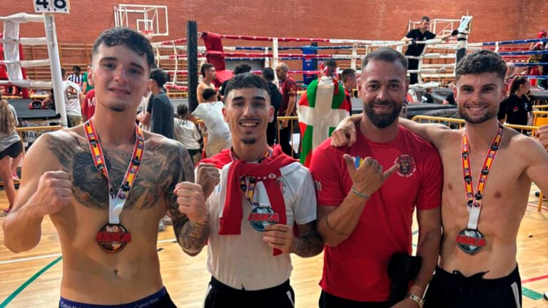 La escuela de lucha en Antigua celebra el regreso triunfal de tres subcampeones de España en Muay Thai