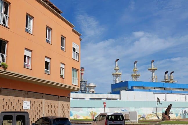 Décadas sin planificación eléctrica y ahora una planta contaminante junto a colegios: NC-bc exige frenar el proyecto de La Herradura