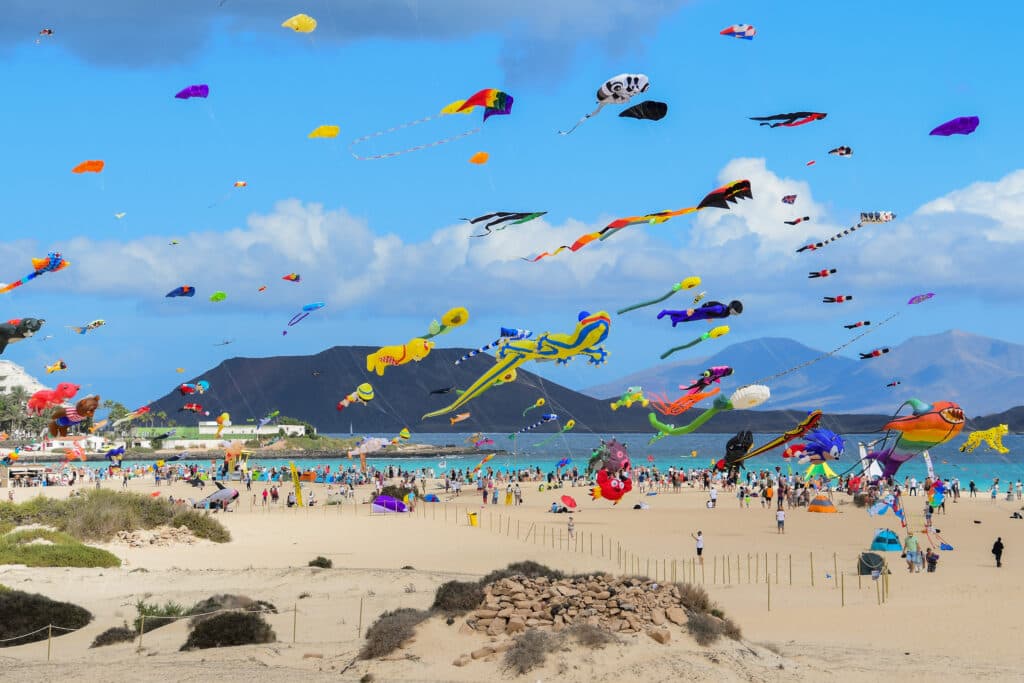 Cientos de cometas tiñen de color el cielo de Corralejo en el 38º Festival Internacional de Cometas