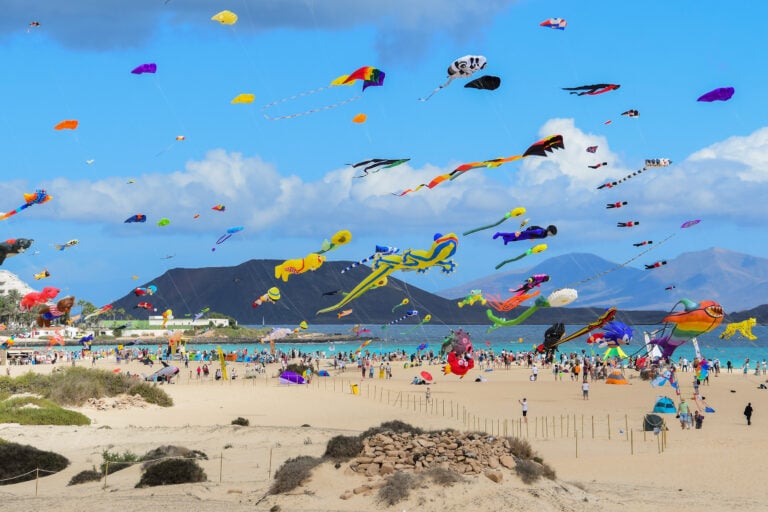 Cientos de cometas tiñen de color el cielo de Corralejo en el 38º Festival Internacional de Cometas
