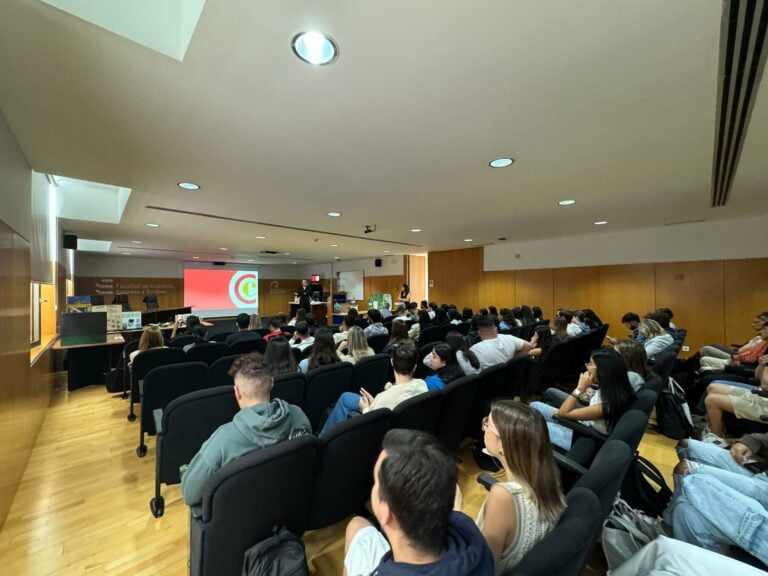 La Cámara de Comercio participa en la entrega de premios organizada en la Universidad de Las Palmas de Gran Canaria para sus alumnos del Grado en Administración y Dirección de Empresas, que cursan la asignatura Estrategia Empresarial.