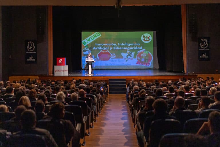 Chema Alonso congrega a centenares de asistentes en Fuerteventura con una conferencia sobre inteligencia artificial y ciberseguridad