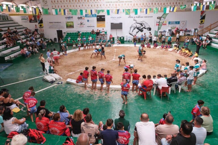 Seis escuelas y 150 niños protagonizan una apuesta por la tradición y el futuro del deporte majorero