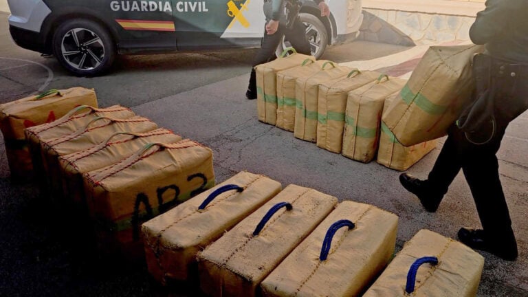 Interceptado pesquero con más de 3.300 kilos de cocaína cerca de Canarias