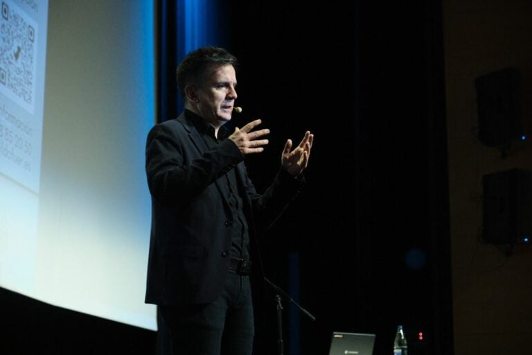 Javier Luxor fomenta los hábitos saludables en el ámbito laboral en el Auditorio de Antigua