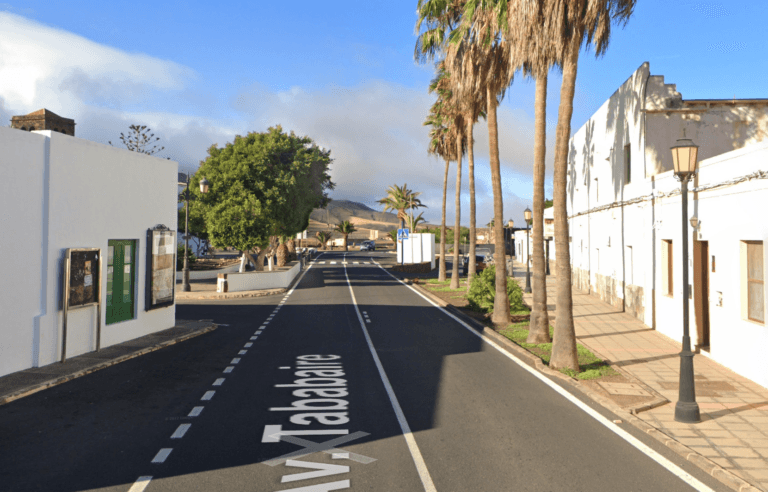 Dos jóvenes heridos tras chocar su coche contra una palmera en La Oliva