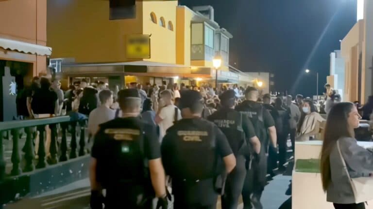 Huelga pacífica en Corralejo exige justicia y medidas urgentes de seguridad en Fuerteventura