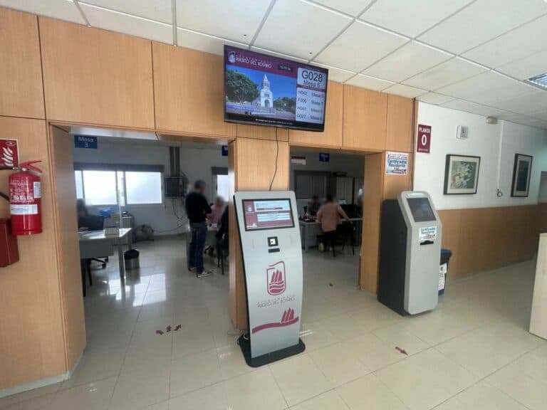 Puerto del Rosario moderniza la atención al ciudadano con un nuevo sistema de turnos en la OIAC