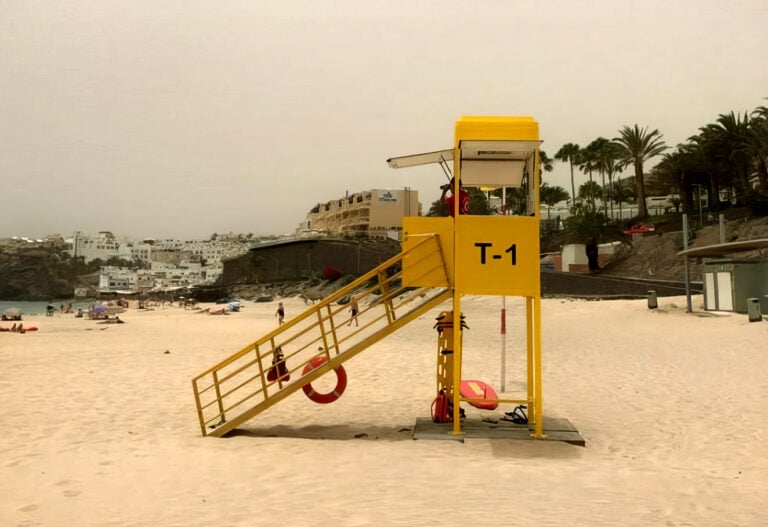 Pájara refuerza la vigilancia en sus playas tras un año marcado por ahogamientos en Canarias