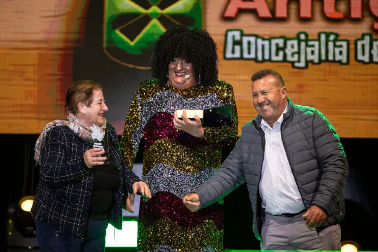 Más de 1.000 vecinos aplauden el gran pregón del Carnaval de Antigua ofrecido por Rodrigo