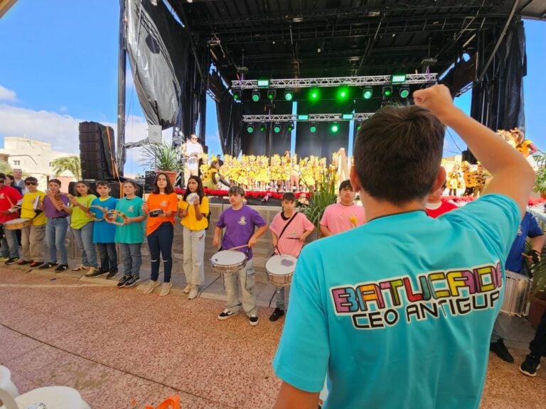 Un desfile de salvajes mascaritas inicia el Carnaval de Antigua
