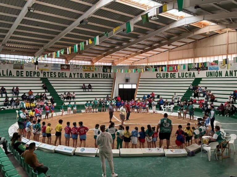 El Club de Lucha Unión de Antigua brilla en el III Campeonato por Categorías