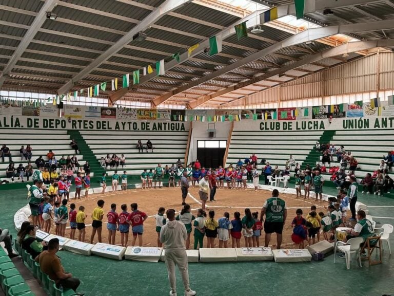 El Club de Lucha Unión de Antigua brilla en el III Campeonato por Categorías