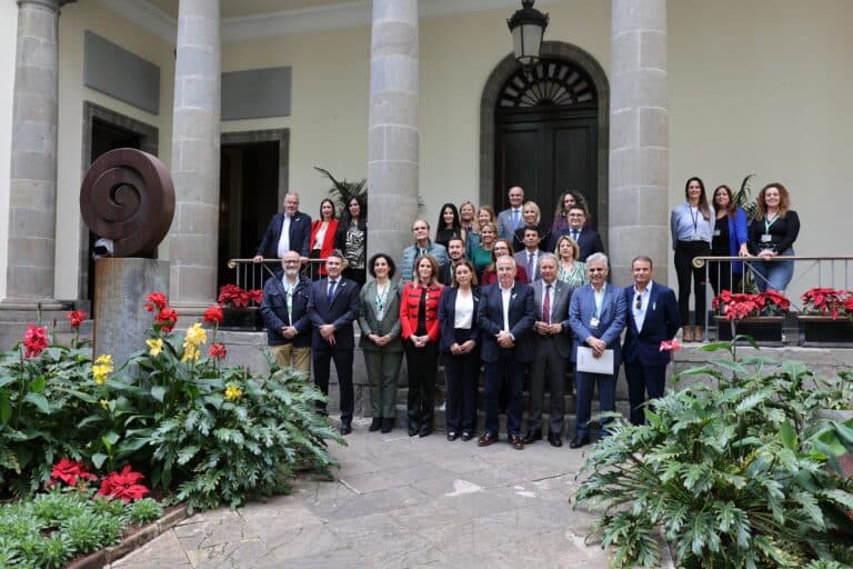 El Parlamento de Canarias muestra su apoyo a la lucha contra el cáncer