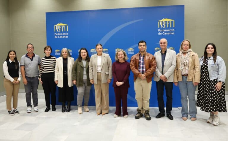 El Asperger toma la palabra en el Parlamento canario durante su día internacional