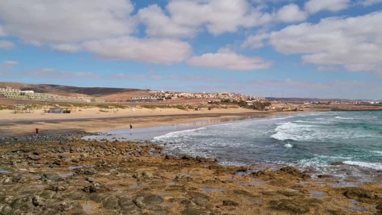 Un hombre de 68 años sufre un semiahogamiento tras el vuelco de un bote en Playa Blanca