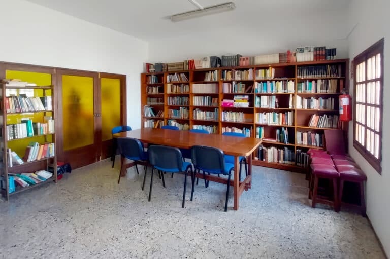 La Biblioteca de Tetir, un rincón para volver a encontrarse con los libros y con el alma del pueblo