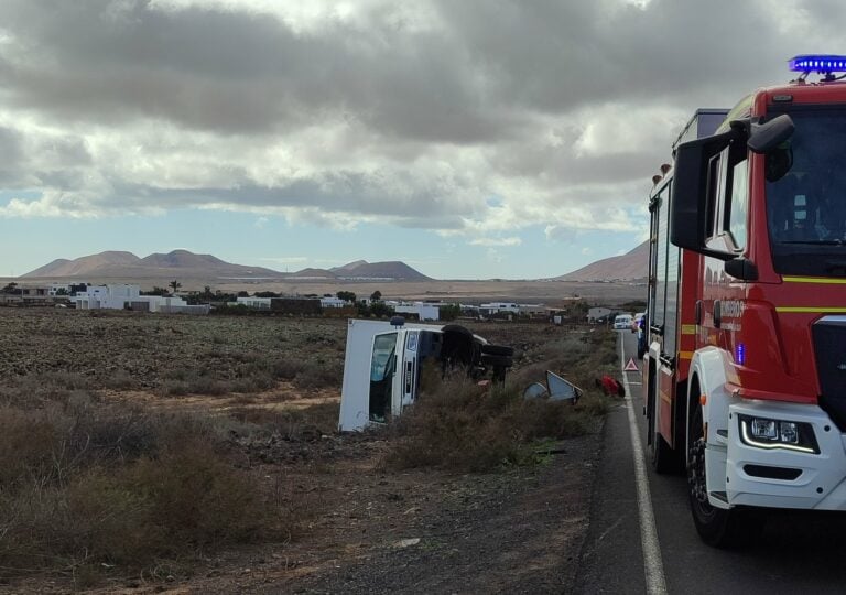 Un camión vuelca en la carretera entre Lajares y Majanicho sin dejar heridos