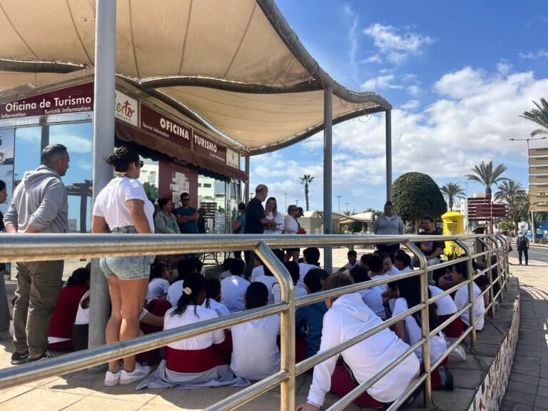 Escolares de Puerto del Rosario interactúan con turistas para acercarse al sector turístico desde edades tempranas